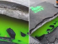 陥没した道路の穴からバスクリンのような緑色の液体が！これっていったい何？（カナダ）