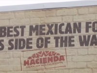 トランプ氏の「メキシコ国境に壁」発言をネタに！？　あるレストランのビルボード広告に非難の声！