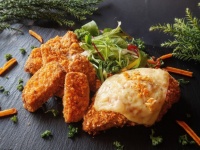 コンビニ材料で簡単激ウマ！ポテトスナック菓子とサラダチキンで作るの揚げないチリチーズチキンフライのレシピ【ネトメシ】