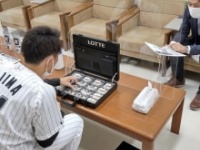 ガムをセレクトするロッテ小島