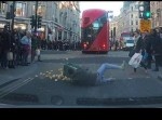 ロンドンのちょっといい話。ジャガイモを抱えた男性が転んでしまった結果