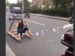 外国人カップル「道路でソリ走らせたろｗｗｗ」⇒痛すぎる結末に…