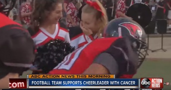 【全米が感動！】白血病を患ったチアリーダーにアメフト選手たちが行った「ある心遣い」が話題に