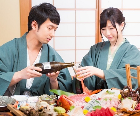 （画像：PAKUTASO)国内では珍しい「一泊二日の婚活ツアー」を開催！オーシャンビューのホテルとアミューズメントパークを満喫する浜名湖宿泊プラン