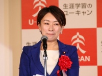 「2016ユーキャン新語・流行語大賞」授賞式であいさつする民進党の山尾志桜里衆院議員（J-CASTニュース編集部撮影）