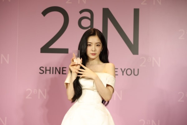 グロッシーなリップと愛らしいチークのRed Velvetアイリーン登場。「2ªN」ローンチイベント開催