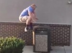 【面白動画】太った男性がゴミ箱をジャンプ⇒　惨めな姿に…