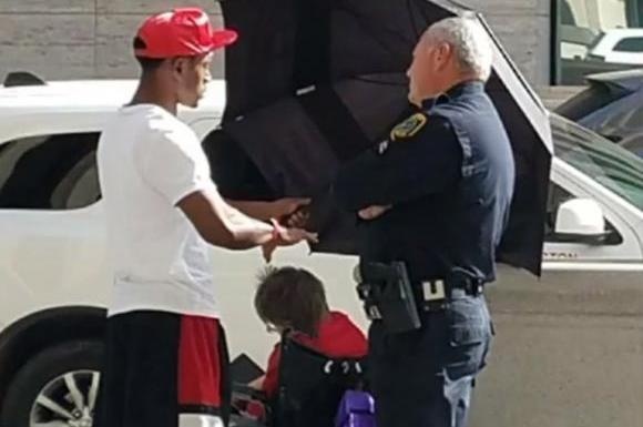 炎天下の中バス停で迎えを待っている車椅子の女性に約2時間、傘で日よけを作った見ず知らずの少年（アメリカ）