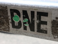 まずは定番中の定番「BNE」。世界中に貼られまくっている