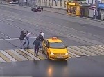 若者がタクシーの進路を塞いでしまった⇒大乱闘ロシアブラザーズがスタート！