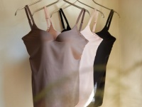 胸が横流れしない!?　「カップつきキャミソール」発売