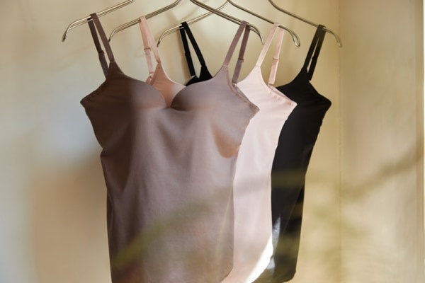 胸が横流れしない!?　「カップつきキャミソール」発売