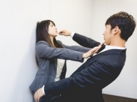 触らないで、近寄らないで、話しかけないで!!　女子が男性の親切から感じた下心5つ！