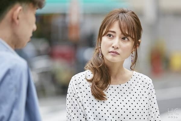 寂しそうに彼の顔をみる彼女
