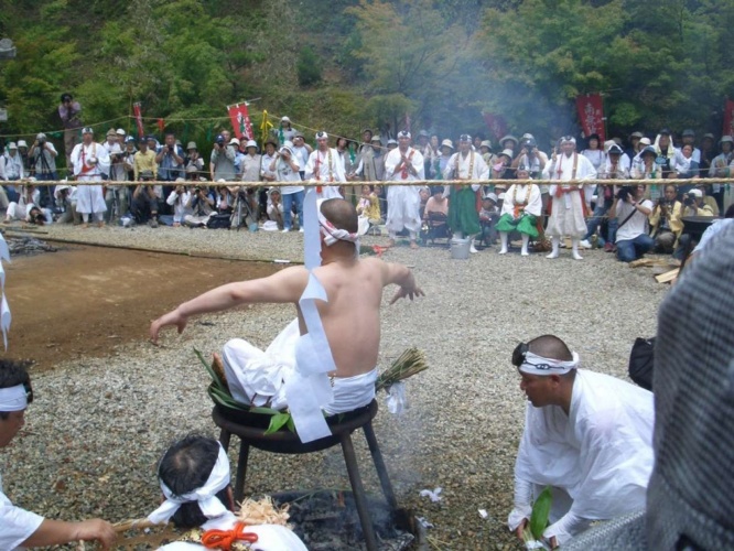 大勢の参拝客が湯加持行を見守る（画像は那須塩原市役所より）