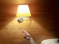 部屋を明るくして寝ると眠りが浅くなるだけではなく、心臓病や糖尿病、肥満のリスクが上がる