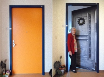 老人ホームで安心して暮らせるように。居室のドアを自宅のドアと同じ模様にできるドア装飾シートが注目を集める（オランダ）