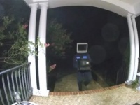 頭にブラウン管テレビを被った男が、民家の軒先に旧型テレビを次々と置いていく不可解な事案が発生（アメリカ）