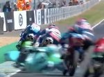 バイクのレースでクラッシュに巻き込まれたと思いきや、奇跡が起きた！
