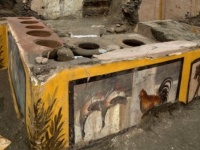 2000年以上前の食堂！古代都市ポンペイの遺跡から当時の食堂を発見。食べ物が入った容器も残されていた