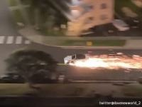 走る隕石レベルの火花をまき散らしながら暴走する車、17台と衝突