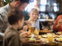 子供の躾がなってない親に追加料金を請求するアメリカのレストランに賛否両論