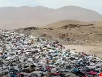 砂漠を侵食していく大量の衣類。ファストファッションの墓場