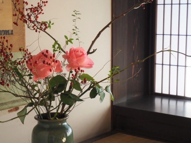 華道の作法により美しく生けられた花々