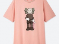 （C）KAWS　（画像はユニクロ公式サイトより）