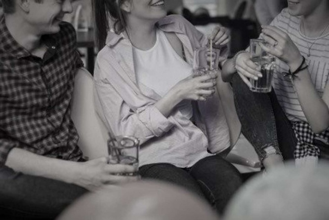 当時はなかなか聞くことが出来なかった「他の地方の人の声」（画像はイメージ）