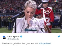 スーパーボウルで国歌独唱を務めたピンク、歌う直前にのど飴を口から出し話題に