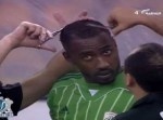 前代未聞！　サッカーの試合中に散髪される選手がいたw