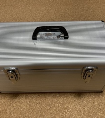 お尻とお尻が...アルミケースの上に背中合わせに座る二人　すると相手は包みを取り出して（宮城県・50代男性）