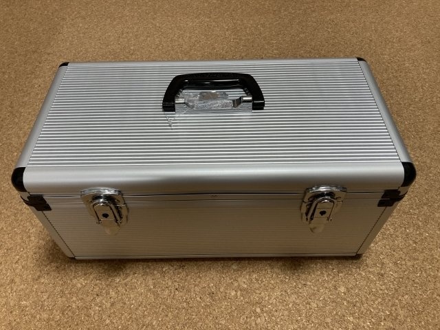 お尻とお尻が...アルミケースの上に背中合わせに座る二人　すると相手は包みを取り出して（宮城県・50代男性）