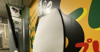 ぽ、ぽよぽよだ～～～♡　池袋駅で「おなか」出してるSuicaのペンギン触ってみたら...もう病みつき！