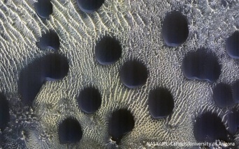 NASAが撮影した火星の地表に並ぶ奇妙な円形の砂丘