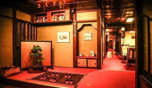 赤いカーペットが特徴のエントランス