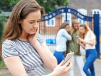 10代のいじめのほとんどは友人間で発生。友人のふりをして近づいてくる敵「フレネミー」が関与（米研究）