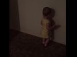 これなに〜？　自分の影に興味津々な赤ちゃんに癒される♪