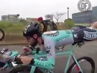 自転車レース中に「マネキンチャレンジ」！　筋力も体力もフル活用して難易度高すぎる！