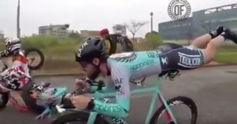 自転車レース中に「マネキンチャレンジ」！　筋力も体力もフル活用して難易度高すぎる！