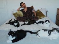 【続報】ベットの下で見知らぬ猫が4匹の子猫を出産していた件を報告した男性の2年後