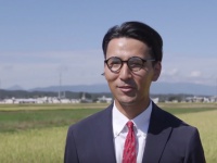 「世界一スタイリッシュなファーマー！」　スーツ姿で農業する日本人男性が海外で話題に