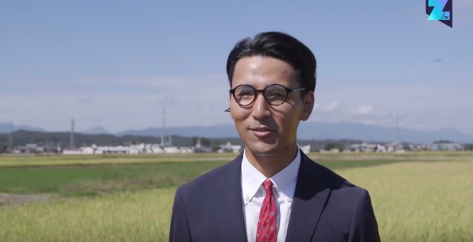 「世界一スタイリッシュなファーマー！」　スーツ姿で農業する日本人男性が海外で話題に