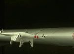 想像以上に激しい…！　空飛ぶ飛行機の翼とドローンがぶつかったら？という実験。