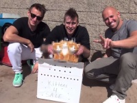 【社会実験】君ならどうする？街頭で子猫のぬいぐるみを蹴り飛ばしてみたときの人々の反応