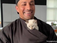 ハリケーンからカップルに救出された子猫、ヒゲメンマッチョと相思相愛に