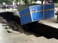 【衝撃】中国の街中で突然大きな穴が！　その瞬間を捉えた動画が話題に