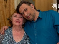 奇妙な愛の三角関係。娘と別れた52歳の義理の息子と再婚した75歳の女性（ロシア）