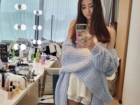 足立梨花、透明感のあるセクシーショットを公開。「スタイルよすぎ！」とファン興奮